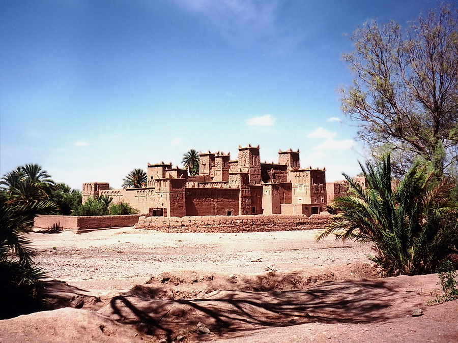Skoura - Kashba Op weg naar Ouarzazate ligt Skoura. Midden in de palmentuin ligt de kashba van Aït Abou, een in leem opgetrokken burcht. Stefan Cruysberghs